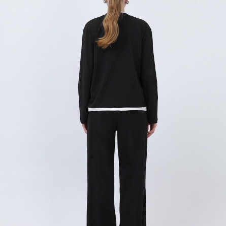 Черный худи с белой вставкой на воротнике