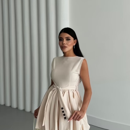 Кремовое мини-платье с юбкой-баллоном и декоративными пуговицами