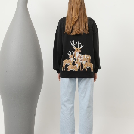 Черный худи с вышивкой оленей