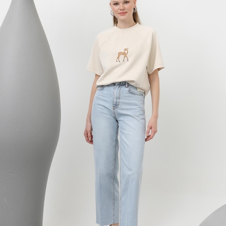 Ecru T-shirt with embroidered reindeer