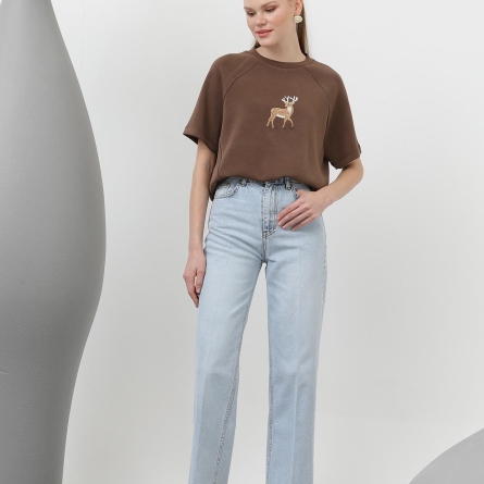 Коричневая футболка с вышитым оленем
