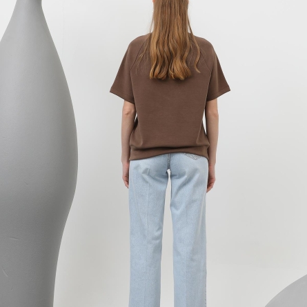 Коричневая футболка с вышитым оленем