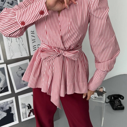 Белая блуза в красную полоску с акцентом на талию и бантом