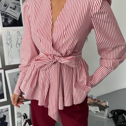 Белая блуза в красную полоску с акцентом на талию и бантом