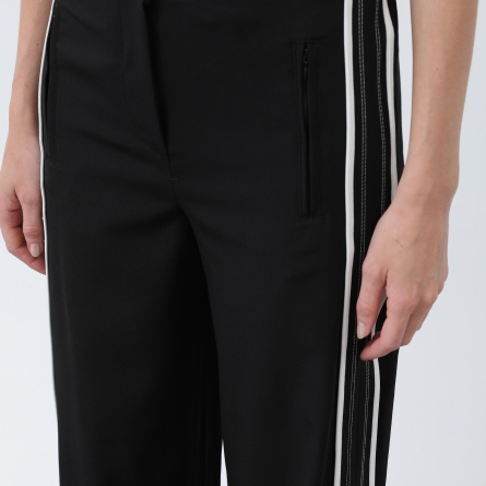 Женские черные брюки с боковыми полосами