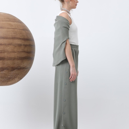 Брюки цвета хаки с боковыми кнопками