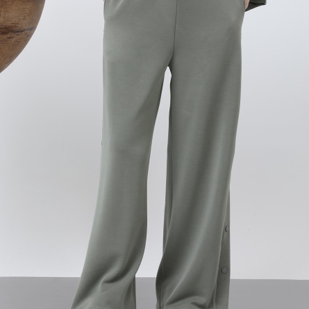 Брюки цвета хаки с боковыми кнопками