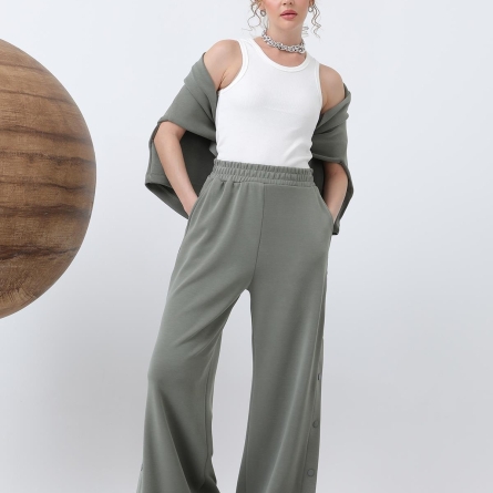 Брюки цвета хаки с боковыми кнопками