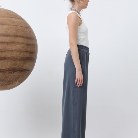 Anthracite pants with side snaps