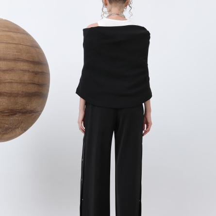 Pantaloni negri cu capse laterale