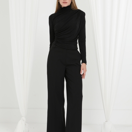 Черная блузка с драпировкой и высоким воротником