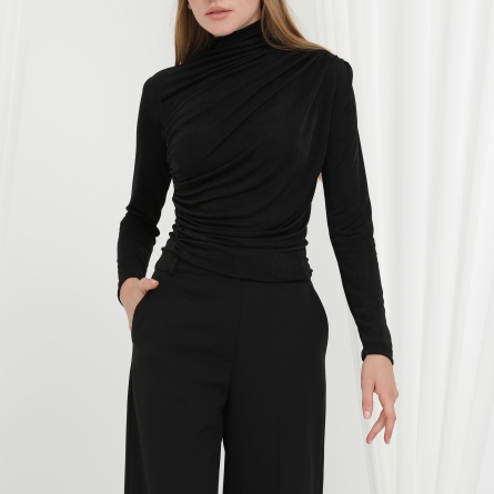 Черная блузка с драпировкой и высоким воротником