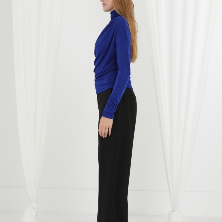 Bluză electric blue cu drapaj decorativ și guler &icirc;nalt