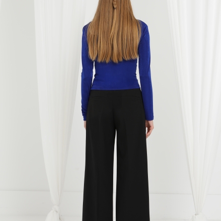 Bluză electric blue cu drapaj decorativ și guler &icirc;nalt