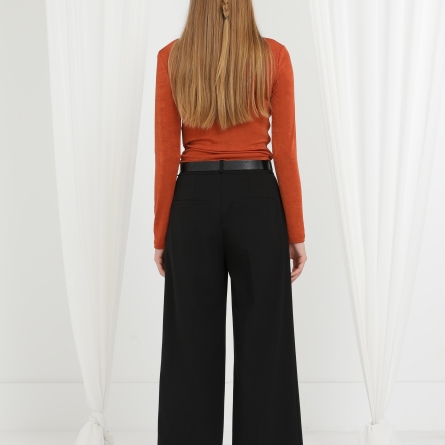 Bluză cărămizie cu drapaj decorativ și guler &icirc;nalt