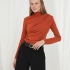 Bluză cărămizie cu drapaj decorativ și guler &icirc;nalt