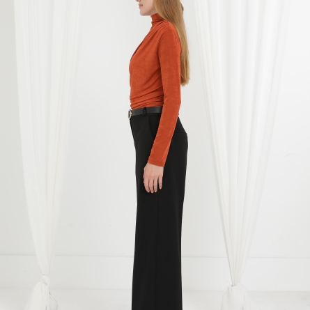 Bluză cărămizie cu drapaj decorativ și guler &icirc;nalt