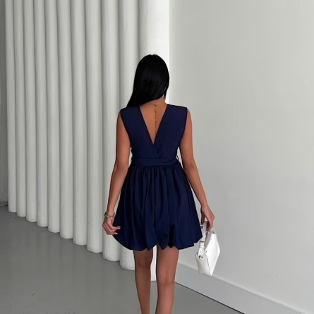 Темно-синее мини-платье с юбкой-баллоном и декоративными пуговицами