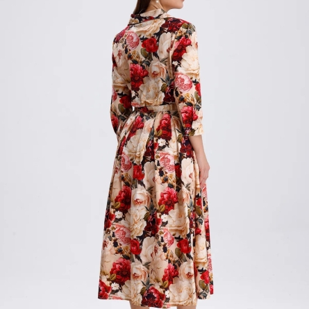 Платье миди с бело-кремовым цветочным принтом и поясом на талии