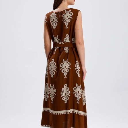Коричневое платье миди без рукавов с геометрическим принтом и поясом