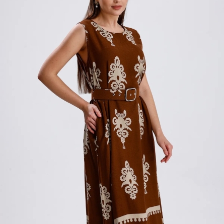 Коричневое платье миди без рукавов с геометрическим принтом и поясом