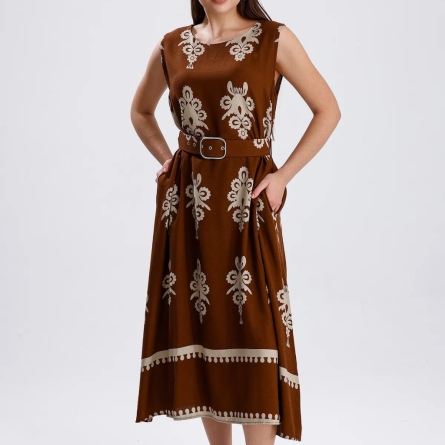 Коричневое платье миди без рукавов с геометрическим принтом и поясом