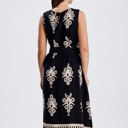 Черное платье миди без рукавов с геометрическим принтом и поясом