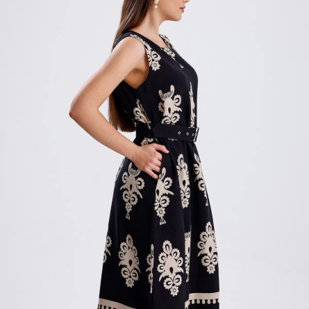 Черное платье миди без рукавов с геометрическим принтом и поясом