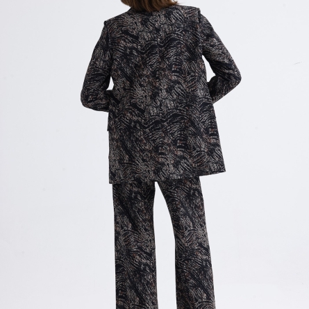 Women&rsquo;s Suit with Abstract Print