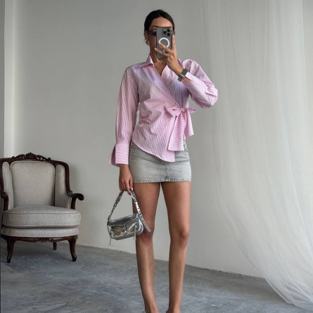 Рубашка в Розовую Полоску с Элегантной Завязкой на Талии