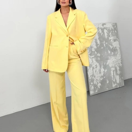 Светло-желтые брюки палаццо