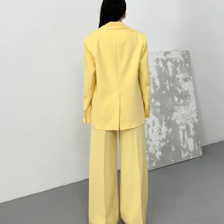 Светло-желтые брюки палаццо