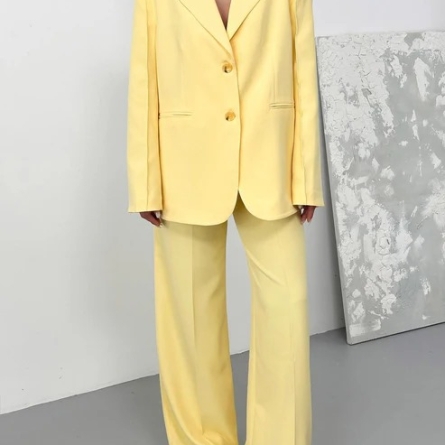 Светло-желтые брюки палаццо