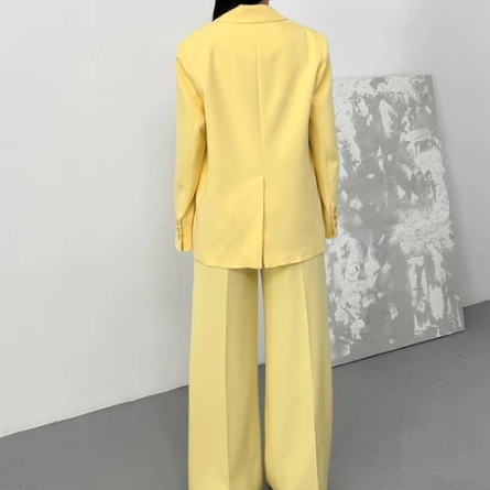 Oversized yellow blazer with straight cut
