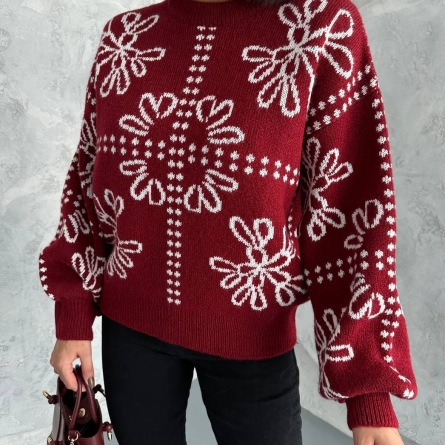 Вязаный бордовый свитер с узором снежинок