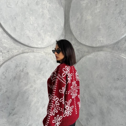 Вязаный бордовый свитер с узором снежинок