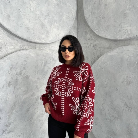 Вязаный бордовый свитер с узором снежинок
