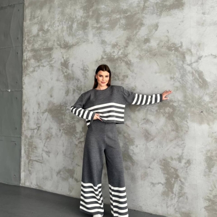 Вязаный серый комплект в полоску