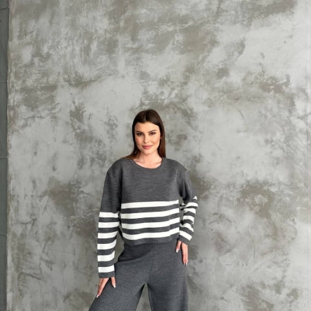 Вязаный серый комплект в полоску