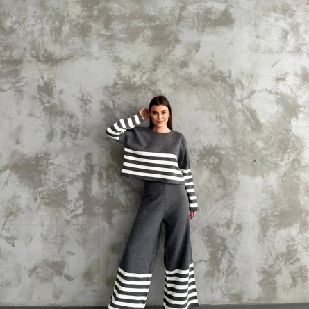 Вязаный серый комплект в полоску