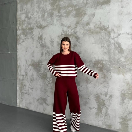 Вязаный вишневый комплект в полоску