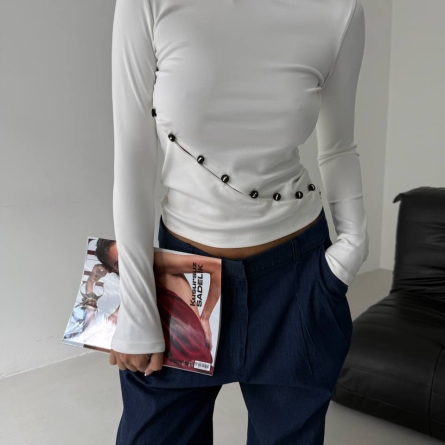 Bluză neagră cu detalii metalice și croială asimetrică