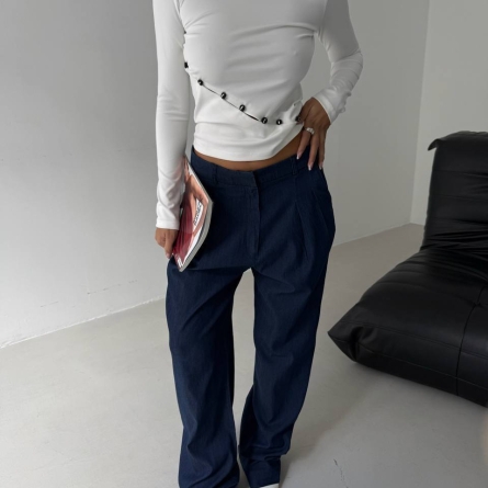 Bluză neagră cu detalii metalice și croială asimetrică