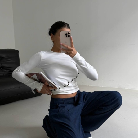 Bluză neagră cu detalii metalice și croială asimetrică