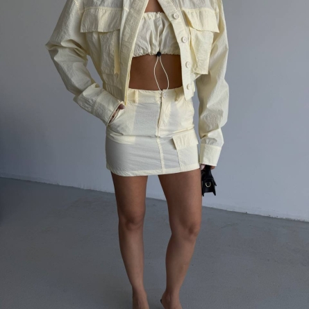 Тройной кремовый комплект: укороченная куртка, топ и мини-юбка