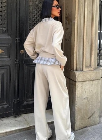 Серый костюм с воротником и вставками в виде рубашки