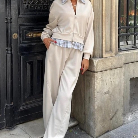 Серый костюм с воротником и вставками в виде рубашки