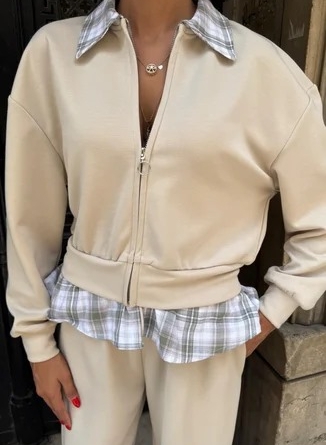 Серый костюм с воротником и вставками в виде рубашки