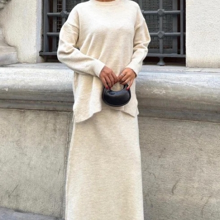Set Beige Tricotat cu Fustă Midi și Bluză Largă