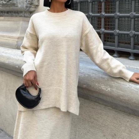 Set Beige Tricotat cu Fustă Midi și Bluză Largă